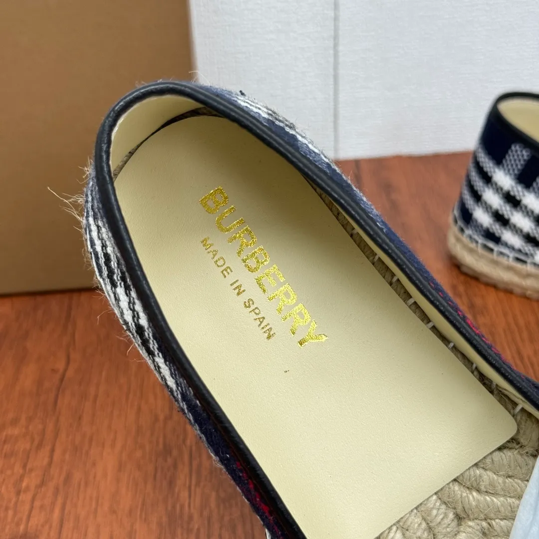 Batch 600 Burberry/Burberry new summer men's embroidered straw fisherman shoes, cool slip-on straw shoes! Encounter British fashion with Burberry espadrilles, a perfect blend of classic and fashionable. The unique printing on the upper is a manifestation of the brand's style. Every color and every pattern tells the story of England. Straw soles bring a natural texture, comfortable and chic. Whether you are strolling in the city streets or heading to the beach for vacation, it can add elegance and charm to you, easily become the center of attention, and start your own fashion journey. Classic knitted canvas upper, with thin calfskin lining suitable for summer, straw lining, genuine leather patch at the bottom of the heel, hemming technology, and Mark stitching details! Anti-slip rubber bottom layer, integrated injection molding of large LOGO letters and badges, multiple colors and styles to choose from, complete package! Size: 39-40-41-42-43-44 Normal size Item number: 2025-5 Knitted blue